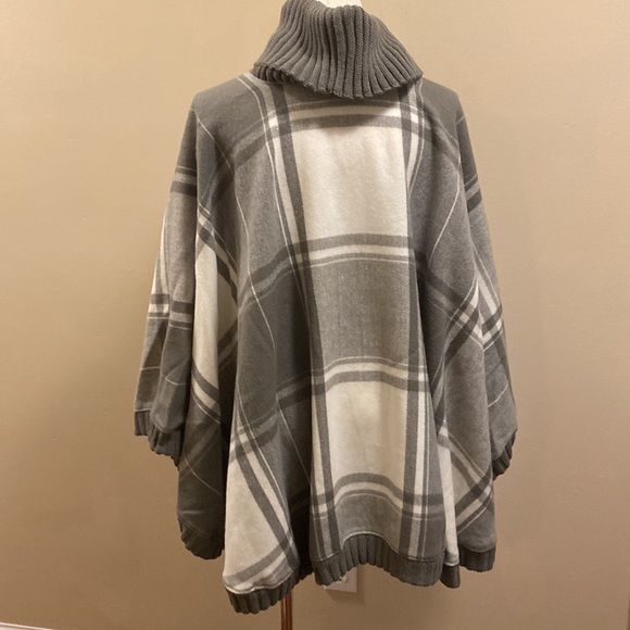 Coco & Carmen turtleneck poncho - Picture 6 of 11